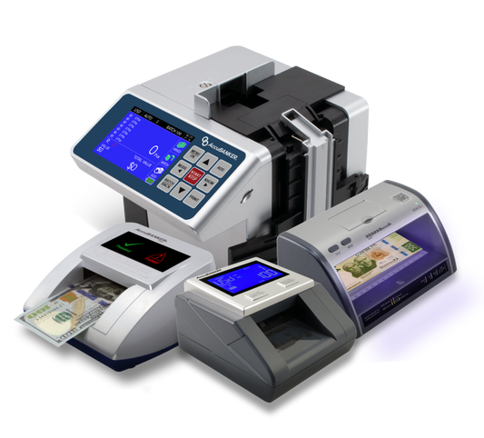 Tipos de detectoras de billetes falsos AccuBANKER México junto a billetes de peso mexicano en mostrador de caja
