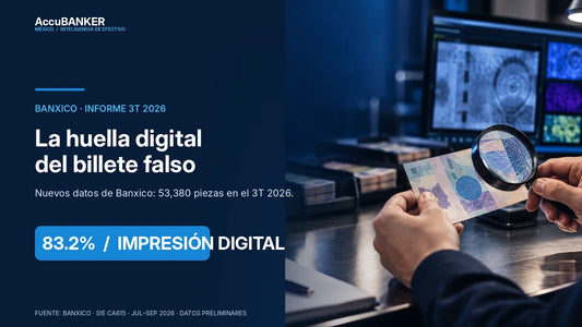 Inspección conceptual de un billete ilustrativo con lupa y estación de análisis, para artículo sobre falsificación en México en 2026.